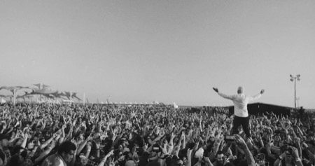 John Feldmann of Goldfinger in the crowd at Back To The Beach