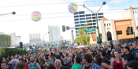 Las Rageous daytime crowd